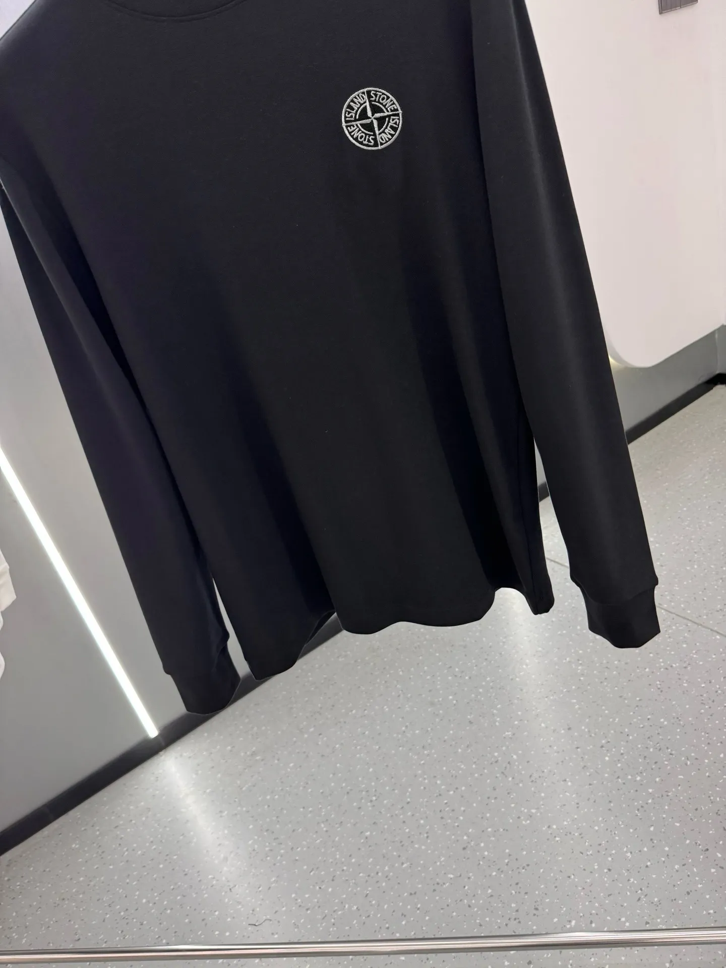 P220 Stone Island 2025 autumn and winter men's latest trade order mid-collar bottoming shirt, in full condition! ! Designed with logo embroidery! Customized 100% pure cotton fabric! Weighing 330g, the upper body is comfortable and breathable, not stiff, and has a rich three-dimensional feel overall. It is a quality export order that meets the simple needs of commuters. The upper body effect is very good, slimming, and not picky about the figure. The fabric workmanship is impeccable. Black White Size: XS-2XL